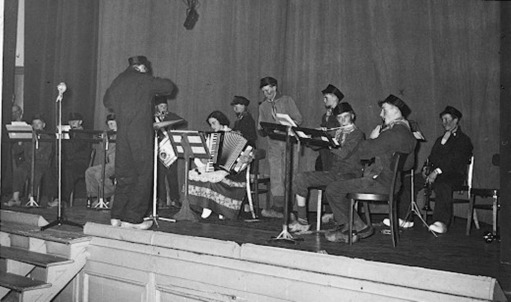 Leiden, boerenkapel in Stadsgehoorzaal - 14-12-1957 Ben (rechts) bij de eerste boerenkapel binnen K&G