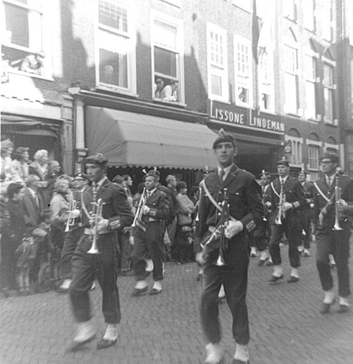 Leiden, senioren - 03-10-1962 Ben (links) tijdens een 3 oktober-optocht in 1962