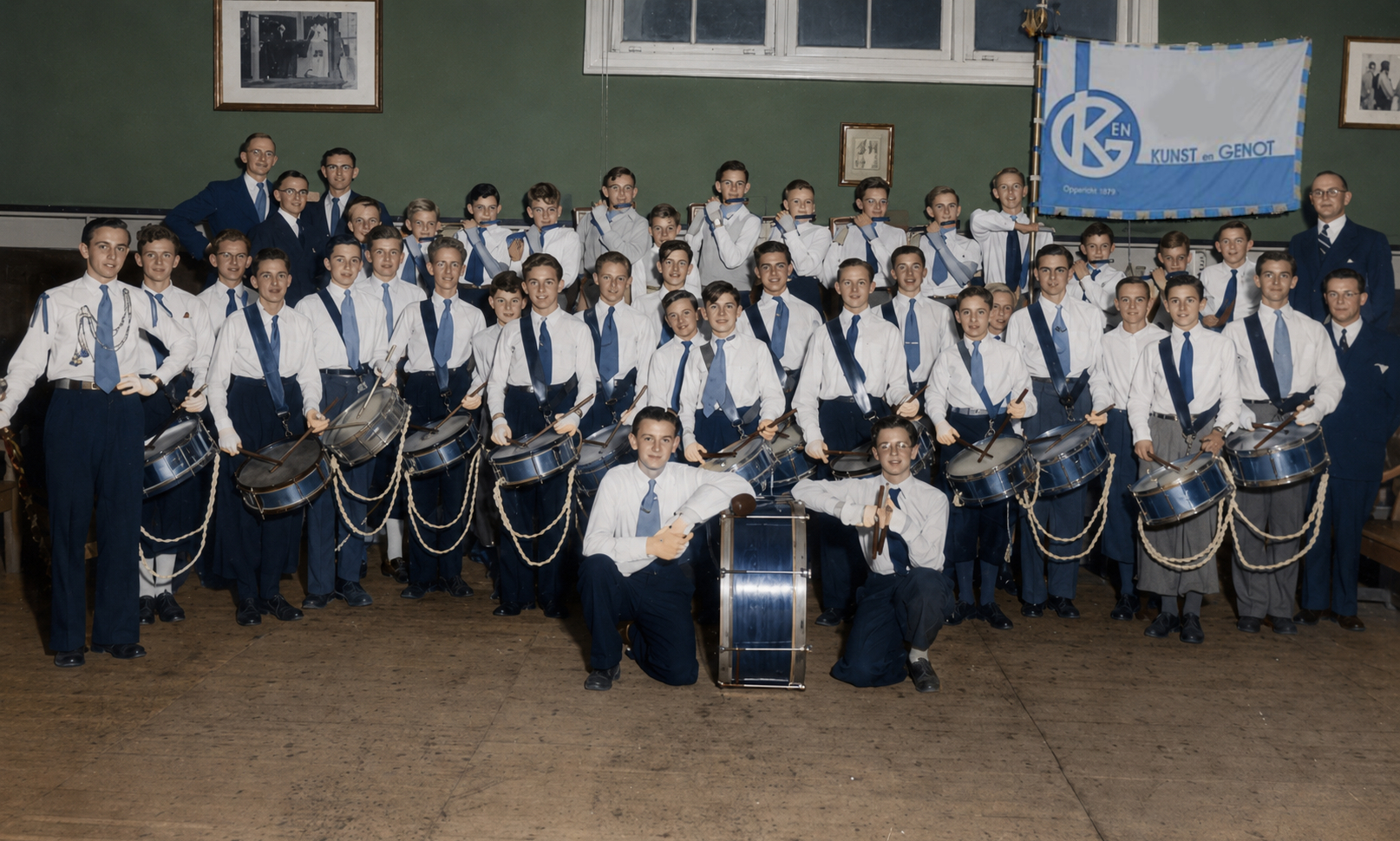 K&G omgevormd van mondorgelclub tot tamboer- en pijperkorps K&G omgevormd van mondorgelclub tot tamboer- en pijperkorps.