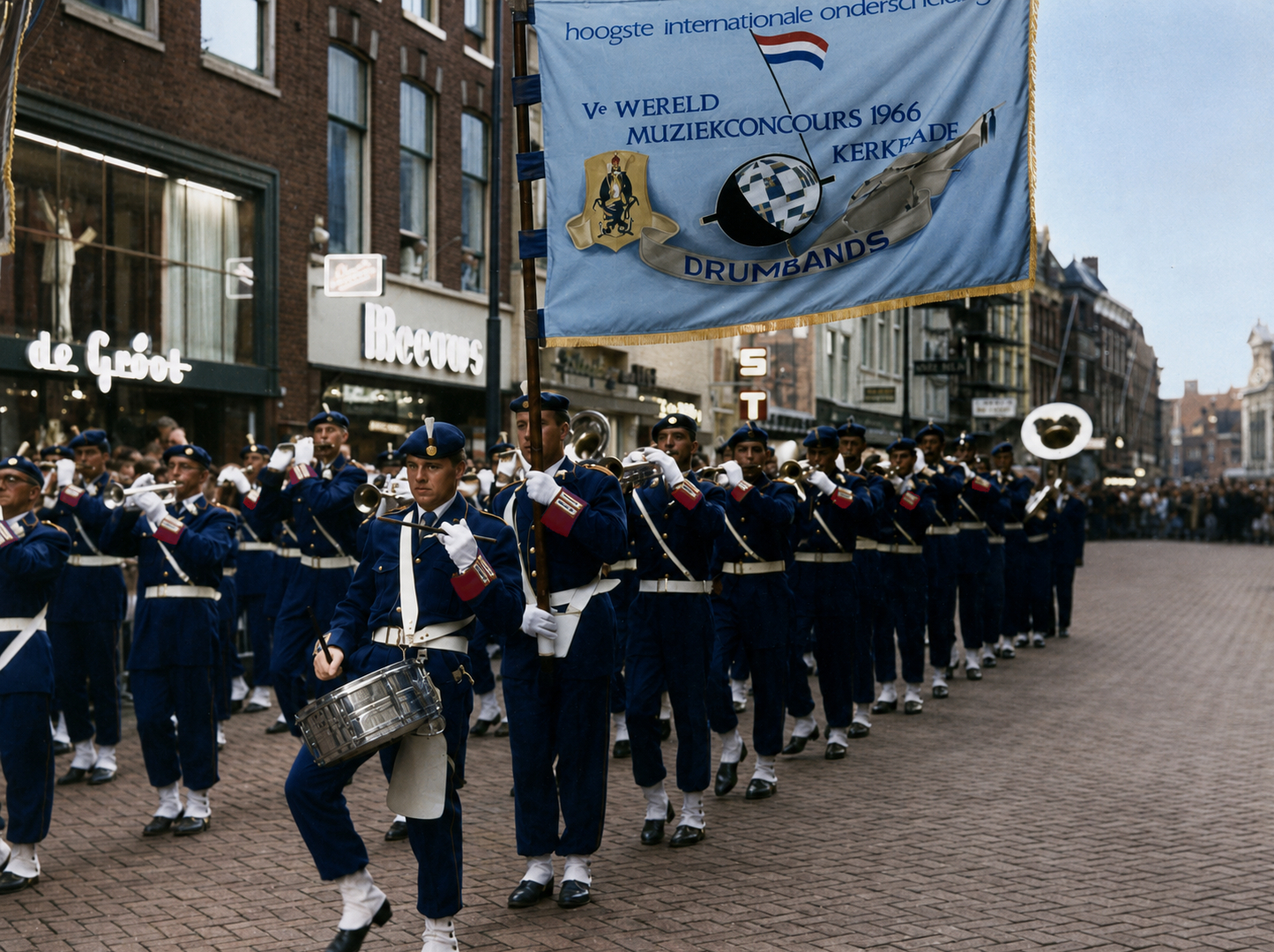 1966 K&G op de Breestraat in Leiden voor de huldiging door de gemeente